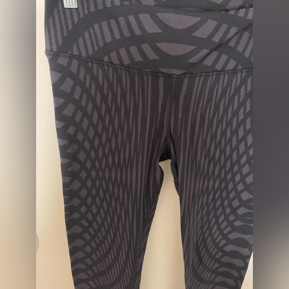 ✨ALO Black Patterned Leggings Size S - Picture 2 of 8